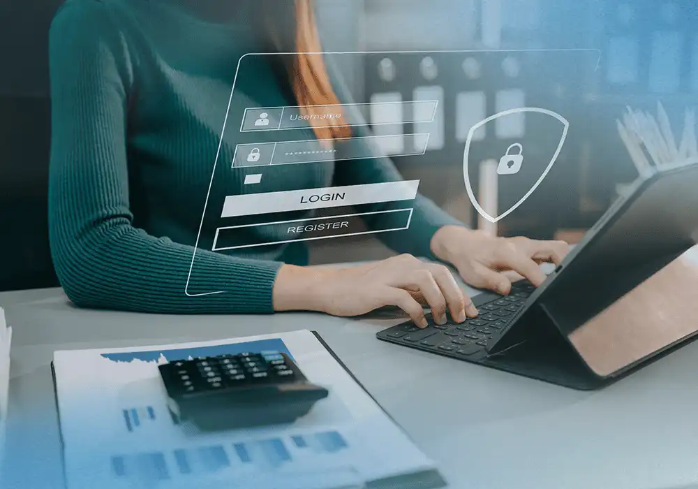 Interfaz digital de inicio de sesión seguro y escudo de ciberseguridad sobre tablet en entorno de oficina corporativa.