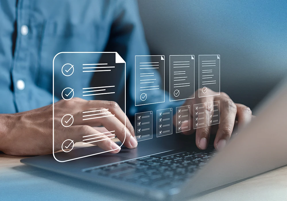 Persona trabajando en laptop con gráficos superpuestos de documentos digitales estructurados y listas de verificación.